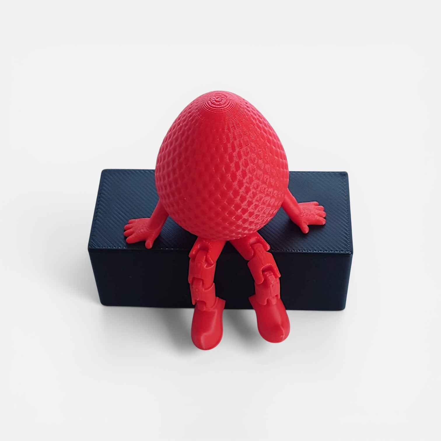 3D spausdintas kiaušinio žmogeliukas – žaisliukas su kojomis