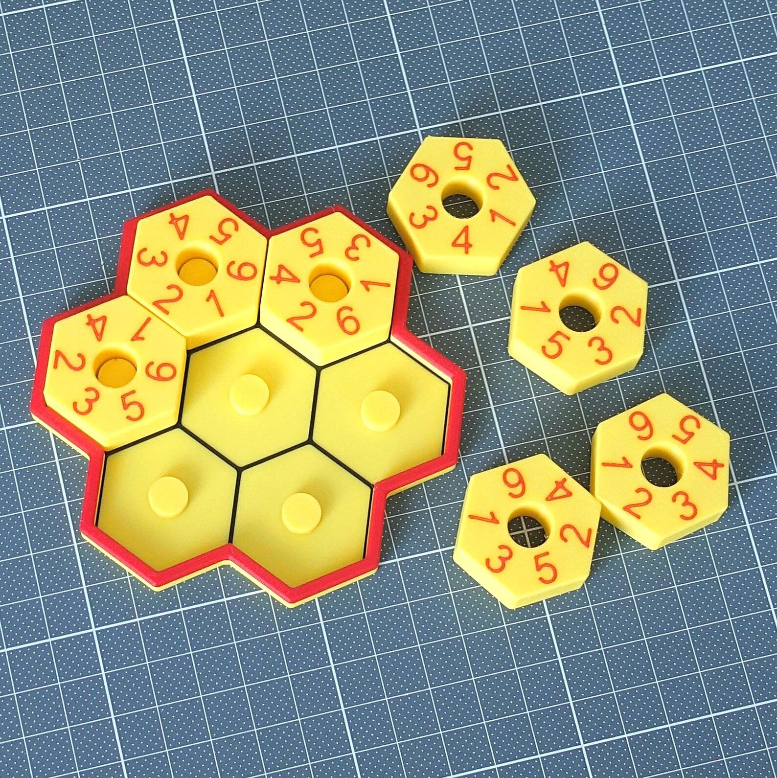 3D spausdintas 7 šešiakampių galvosūkis