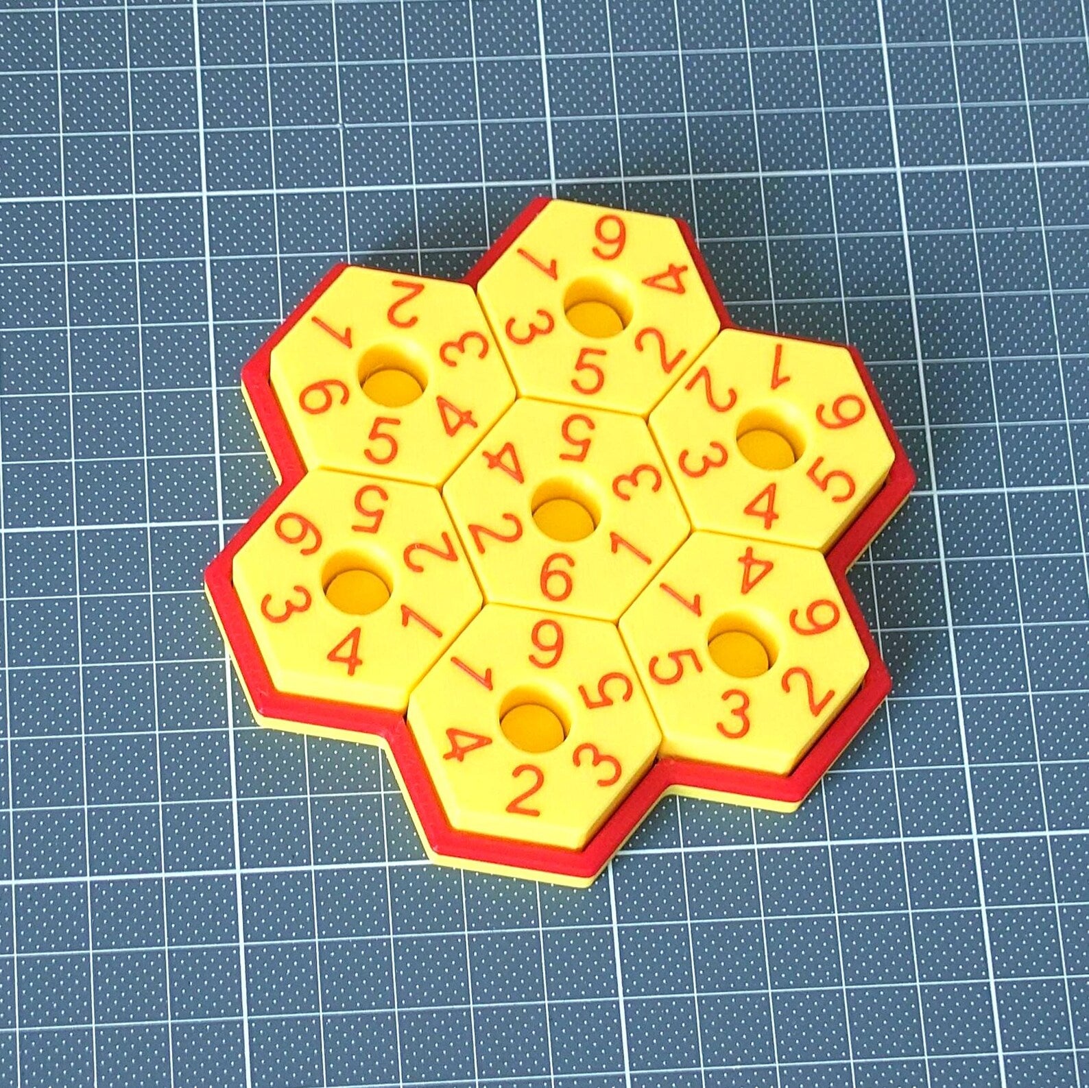 3D spausdintas 7 šešiakampių galvosūkis